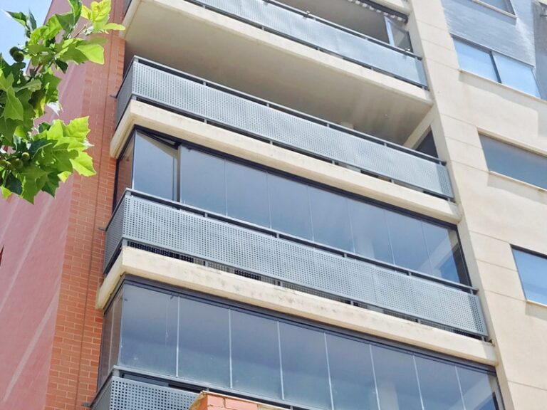 Transforma tu Estacionamiento con Acuglass y su Cerramiento de Cocheras de Alta Calidad
